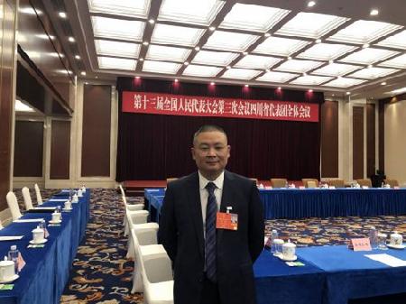 全国人大代表、航空工业凌峰军品分厂加工中心班长 全国人大代表、航空工业凌峰军品分厂加工中心班长